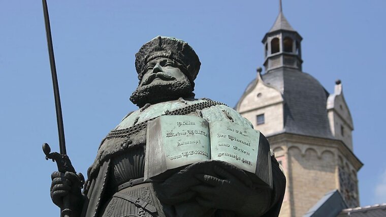 Hanfried Bronzefigur auf dem Marktplatz in Jena